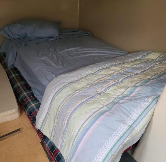 Hills Motel & Marina