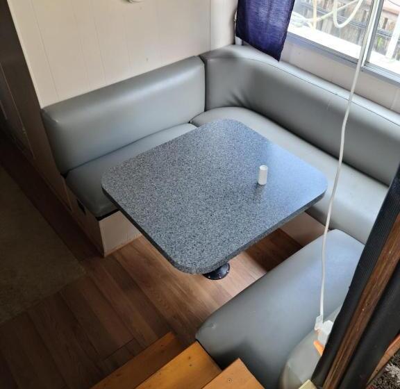 Hills Motel & Marina