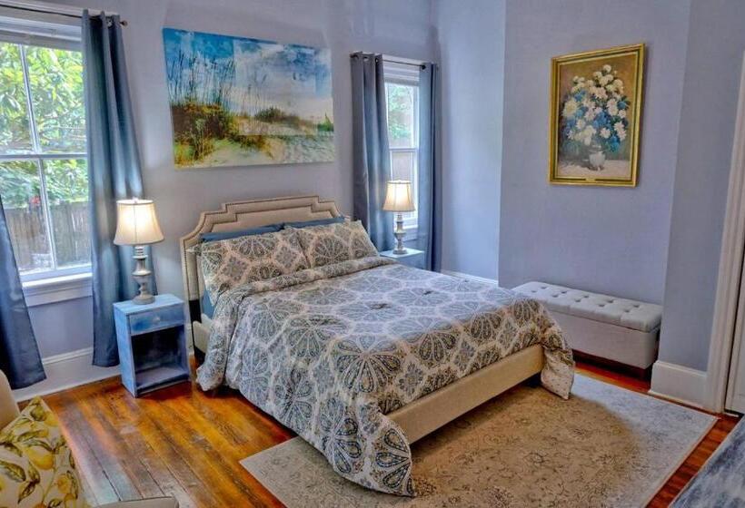Bed and Breakfast Beautiful 6 Bed, 5 Bath Historic Savannah Home
