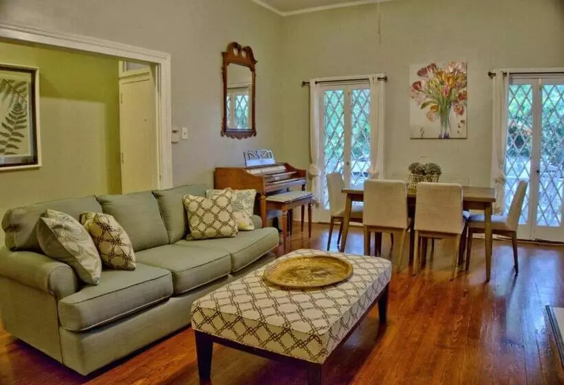 ベッドアンドブレックファースト Beautiful 6 Bed, 5 Bath Historic Savannah Home