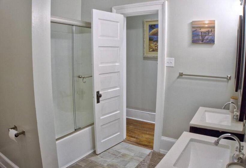 Bed and Breakfast Beautiful 6 Bed, 5 Bath Historic Savannah Home