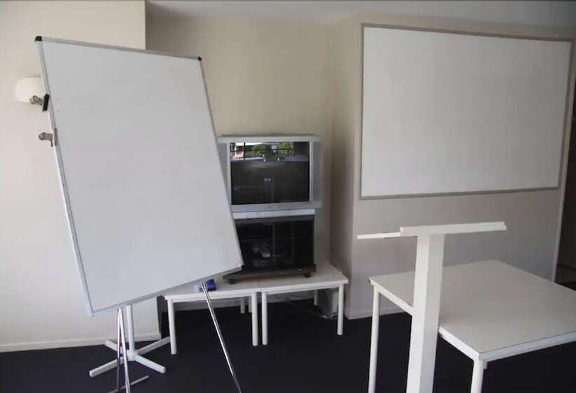 בית מלון כפרי Asure Macy's Motor Inn