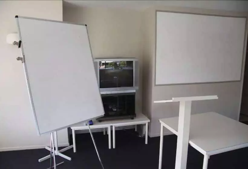 בית מלון כפרי Asure Macy's Motor Inn