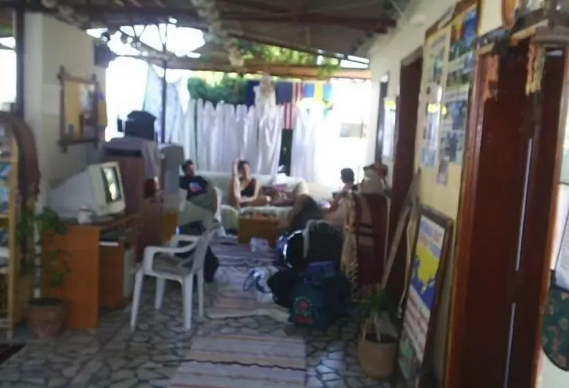 فندق على الطريق Ani Pension