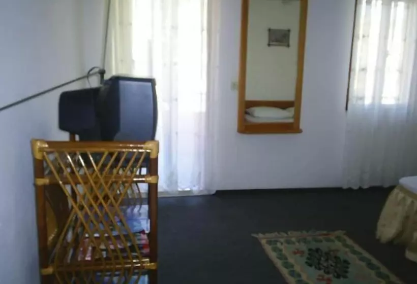 فندق على الطريق Ani Pension