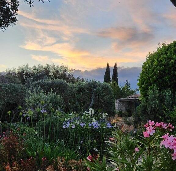 فندق Mas De La Beaume