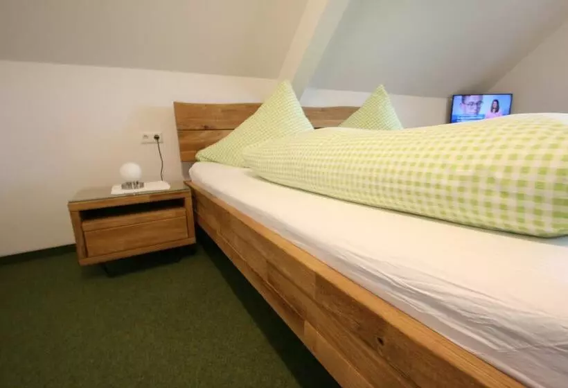 ベッドアンドブレックファースト Café Pension Feldbergblick