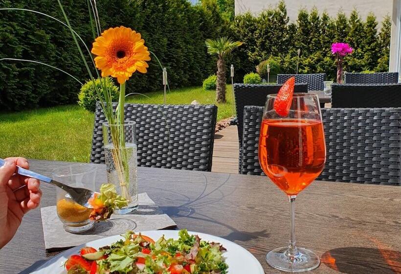 Отель Atlas Halle