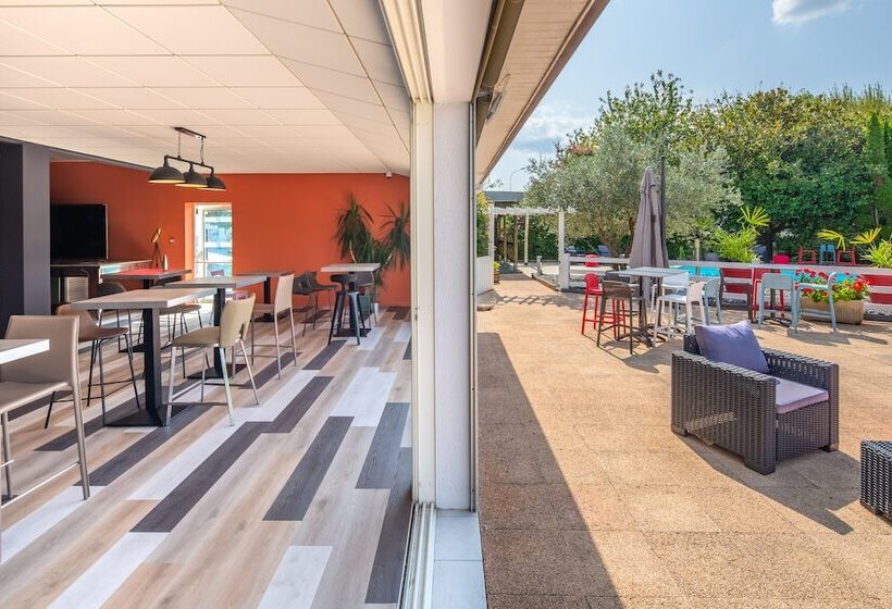 ホテル Carre Pau Airport