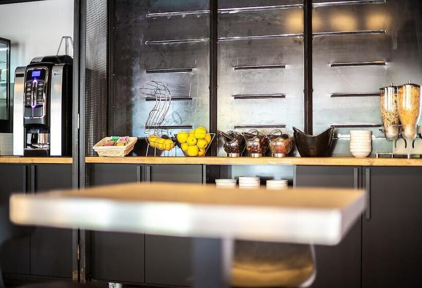 ホテル Carre Pau Airport