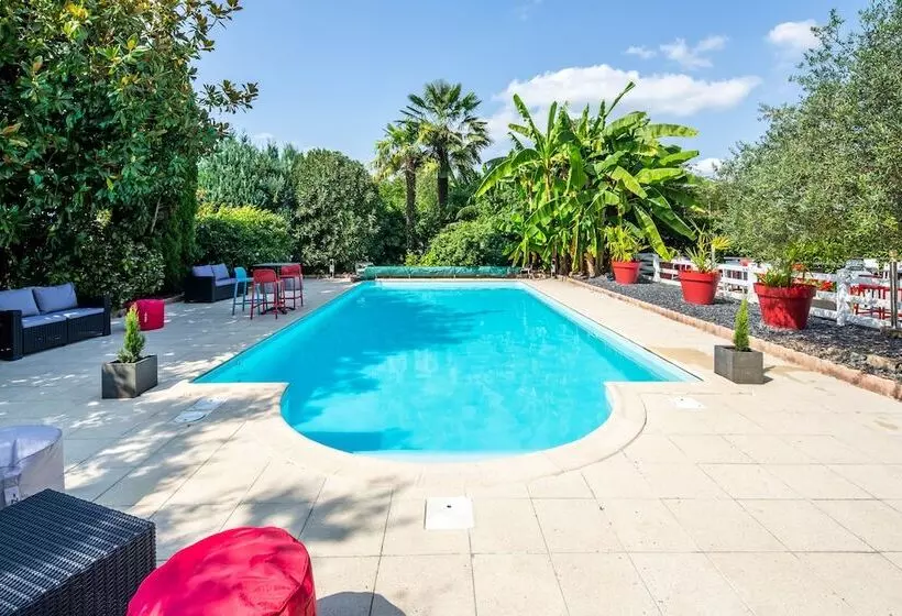 호텔 Carre Pau Airport