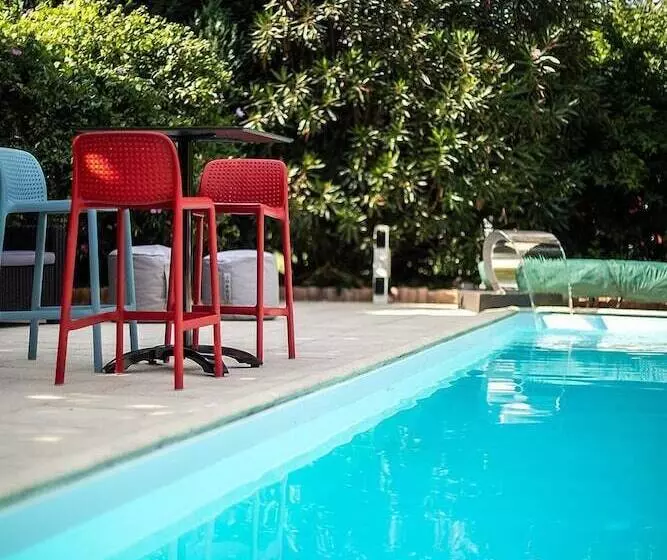 호텔 Carre Pau Airport