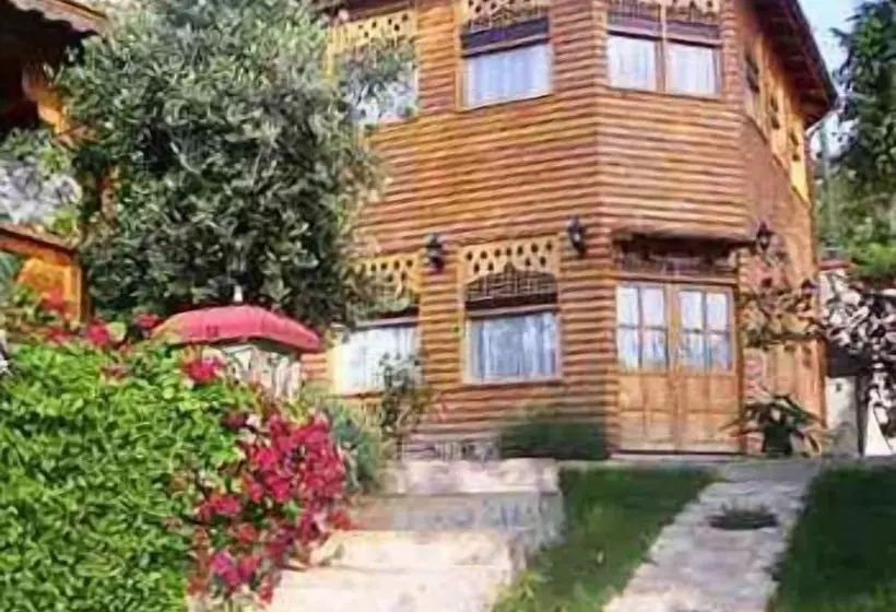هتل Hidden Garden