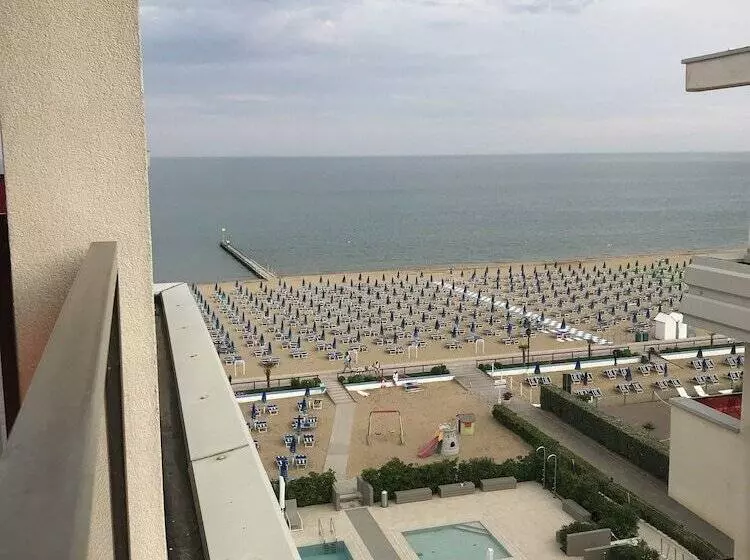 Отель Orient & Pacific