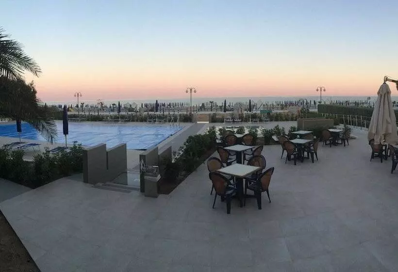 Отель Orient & Pacific