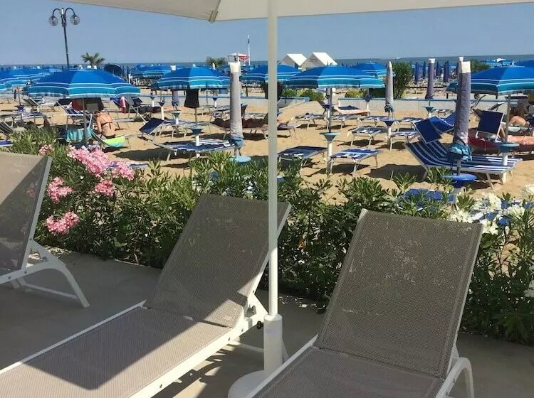 Отель Orient & Pacific