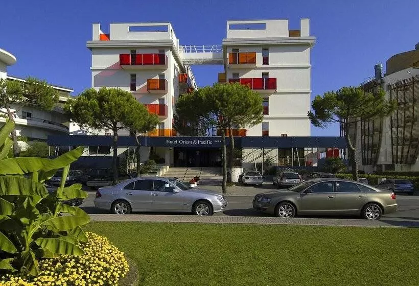 Отель Orient & Pacific