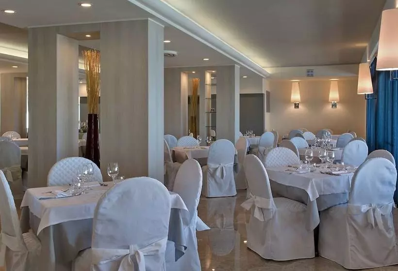 Отель Orient & Pacific