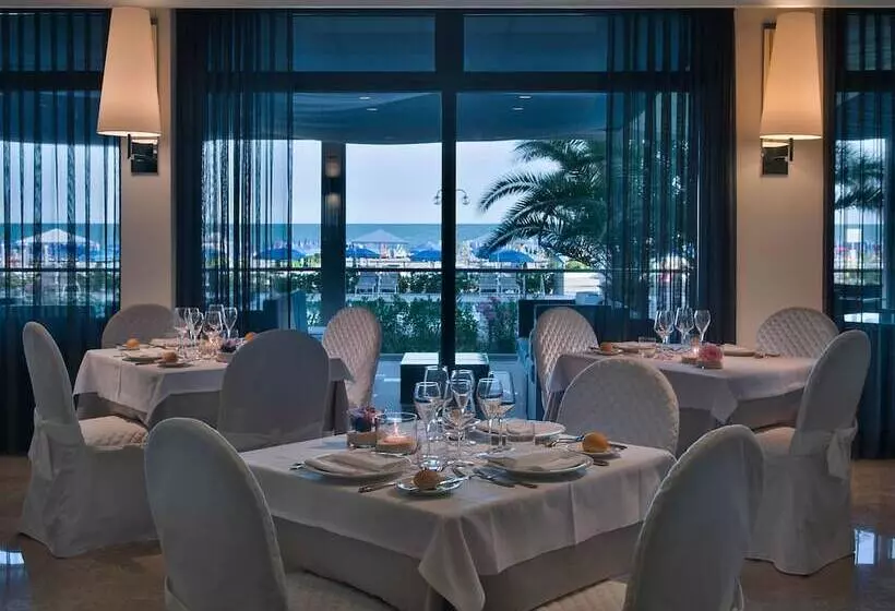 Отель Orient & Pacific