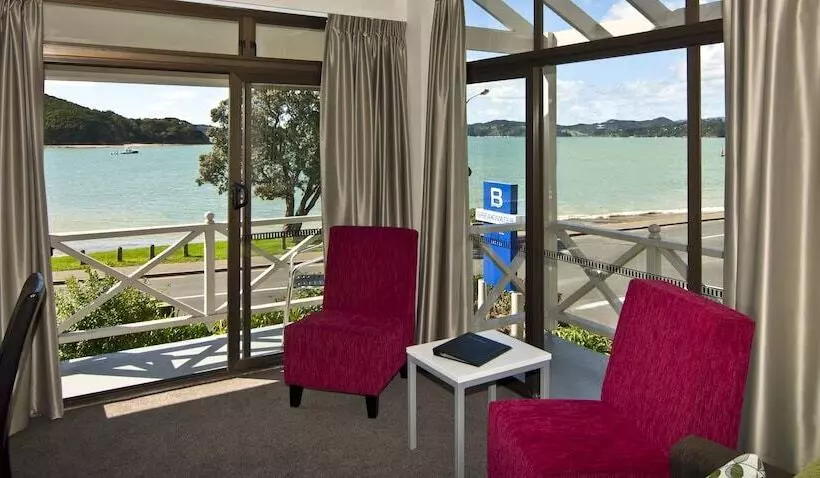 Breakwater Motel