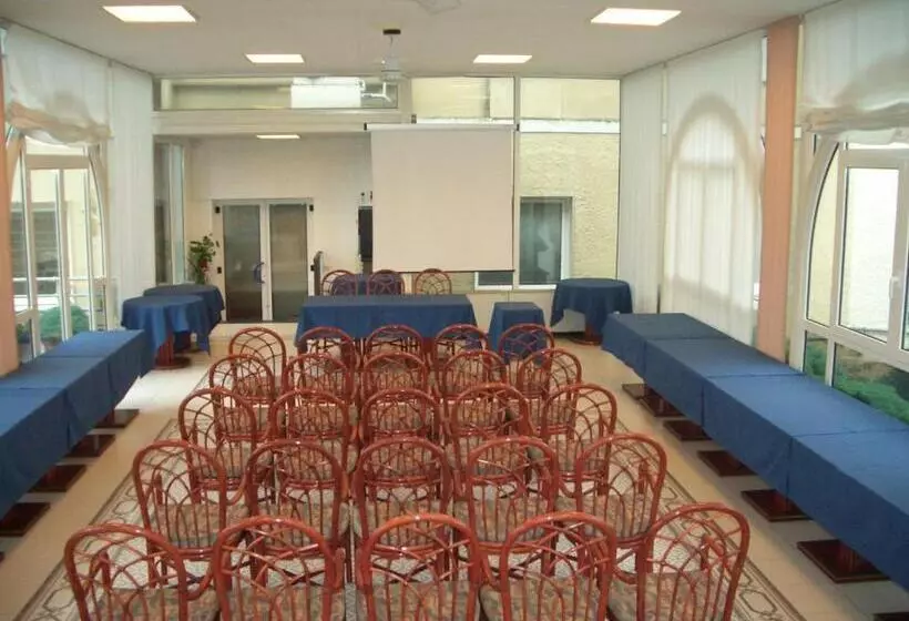 Отель Riviera 3 Stelle Con Piscina Estiva Gratuita E Garage A Pagamento