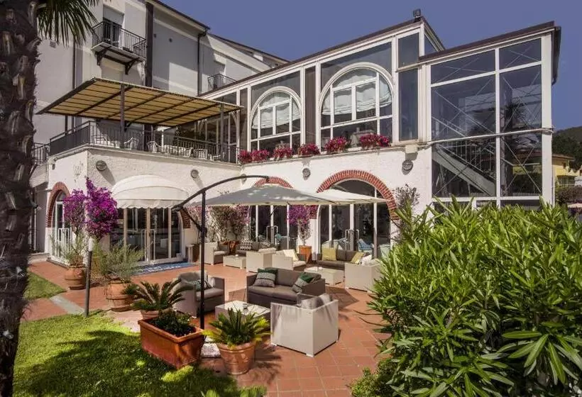 Отель Riviera 3 Stelle Con Piscina Estiva Gratuita E Garage A Pagamento