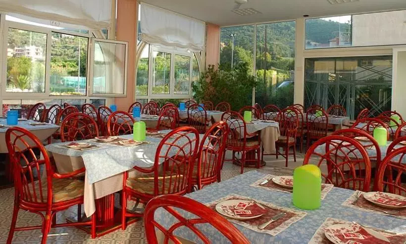 Отель Riviera 3 Stelle Con Piscina Estiva Gratuita E Garage A Pagamento