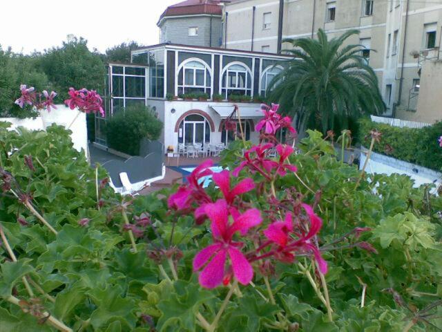 בית מלון כפרי Riviera 3 Stelle Con Piscina Estiva Gratuita E Garage A Pagamento