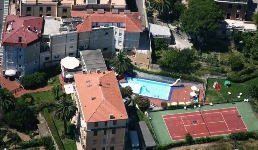 Отель Riviera 3 Stelle Con Piscina Estiva Gratuita E Garage A Pagamento