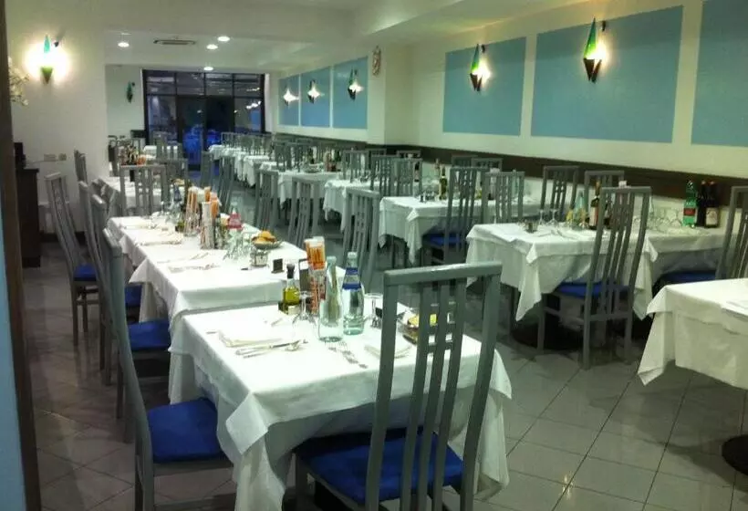 Отель Riviera 3 Stelle Con Piscina Estiva Gratuita E Garage A Pagamento