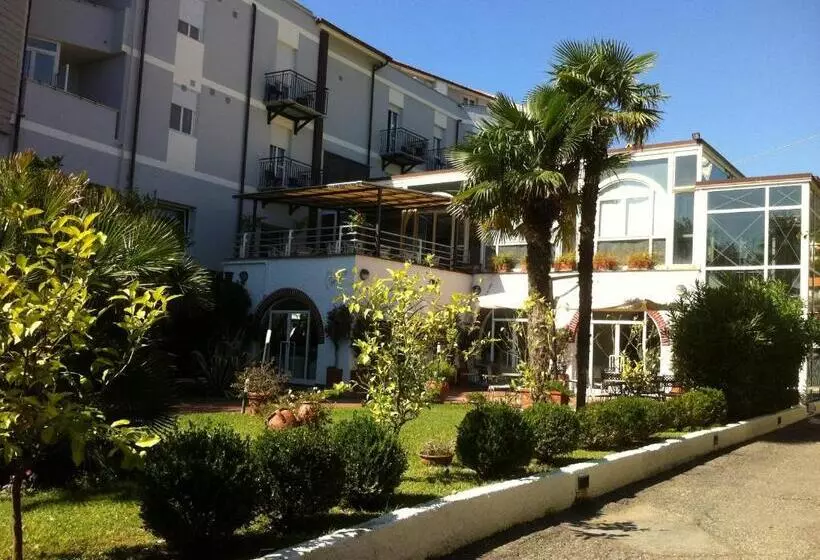 Отель Riviera 3 Stelle Con Piscina Estiva Gratuita E Garage A Pagamento