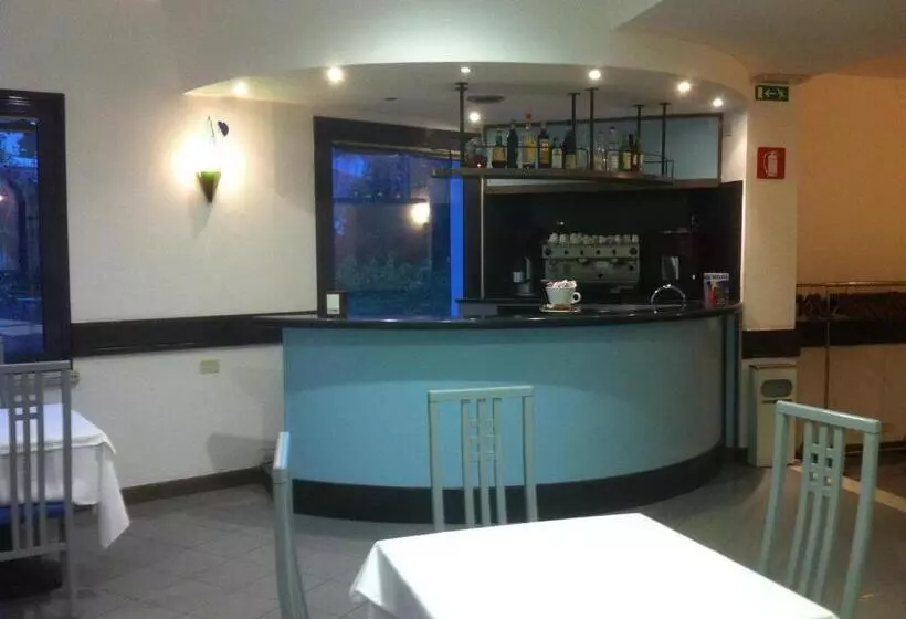 Отель Riviera 3 Stelle Con Piscina Estiva Gratuita E Garage A Pagamento