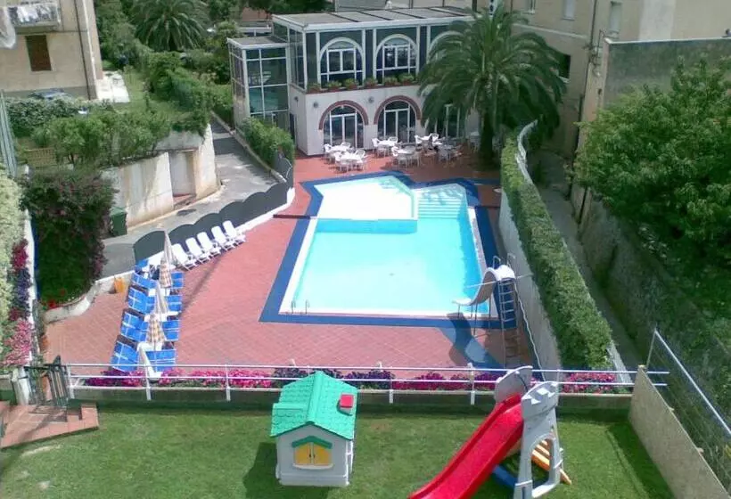 Отель Riviera 3 Stelle Con Piscina Estiva Gratuita E Garage A Pagamento