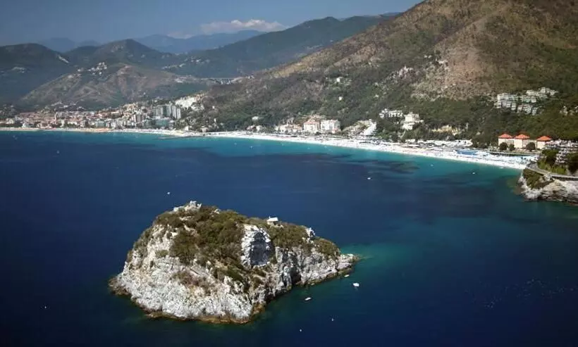 Отель Riviera 3 Stelle Con Piscina Estiva Gratuita E Garage A Pagamento