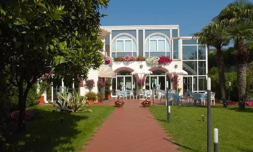 Отель Riviera 3 Stelle Con Piscina Estiva Gratuita E Garage A Pagamento