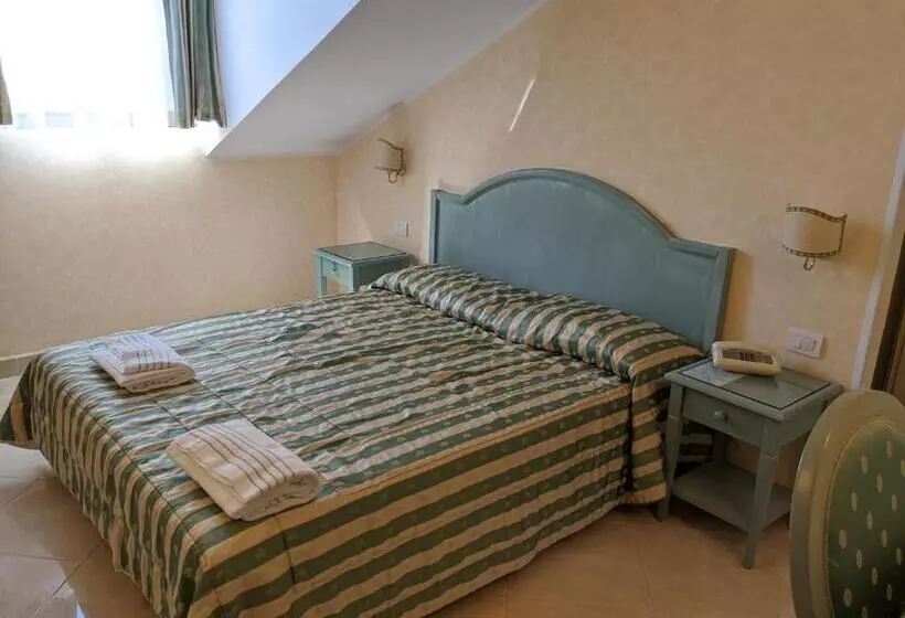 Отель Riviera 3 Stelle Con Piscina Estiva Gratuita E Garage A Pagamento