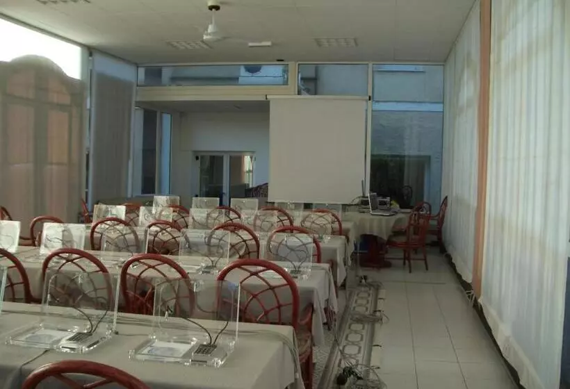 Отель Riviera 3 Stelle Con Piscina Estiva Gratuita E Garage A Pagamento