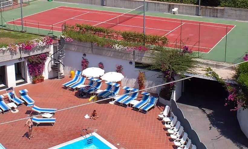 Отель Riviera 3 Stelle Con Piscina Estiva Gratuita E Garage A Pagamento