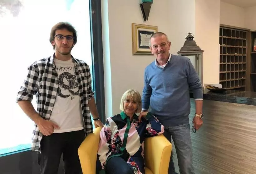 Отель Riviera 3 Stelle Con Piscina Estiva Gratuita E Garage A Pagamento