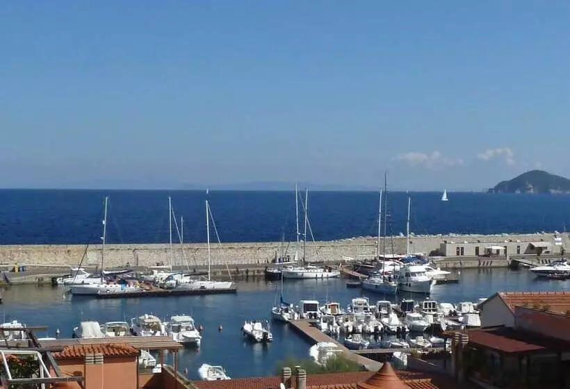 בית מלון כפרי Yacht Club