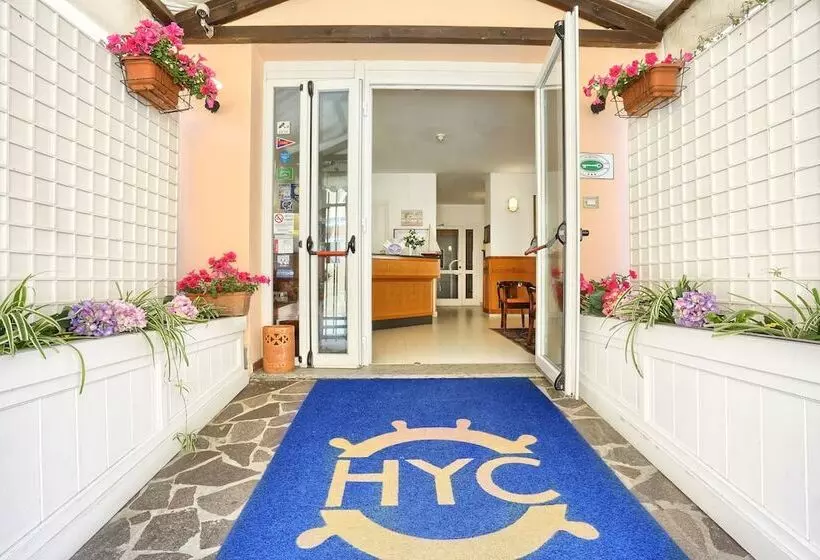 בית מלון כפרי Yacht Club