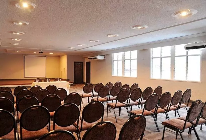 هتل Cresta Sprayview Victoria Falls