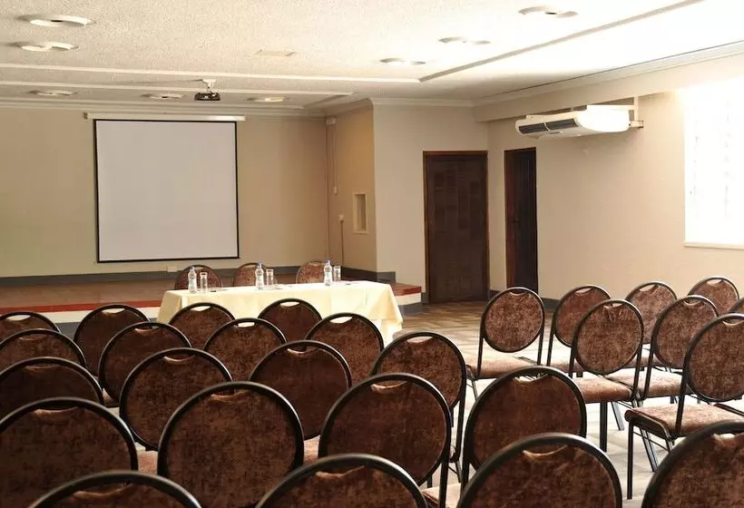 هتل Cresta Sprayview Victoria Falls