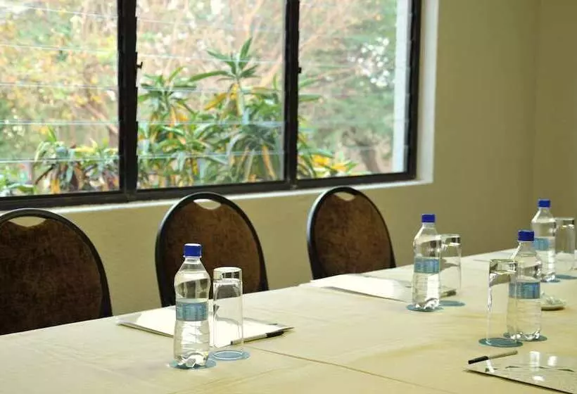 هتل Cresta Sprayview Victoria Falls