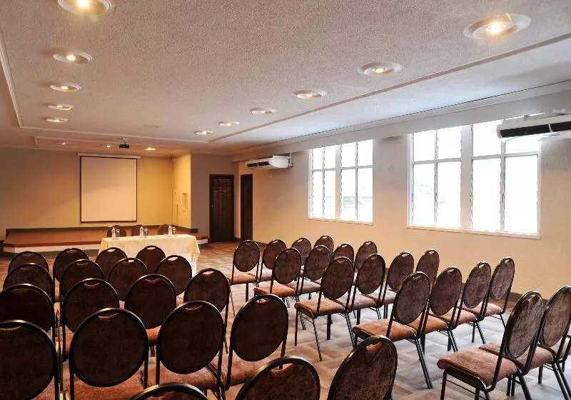 هتل Cresta Sprayview Victoria Falls