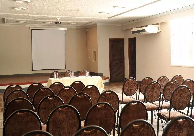 هتل Cresta Sprayview Victoria Falls