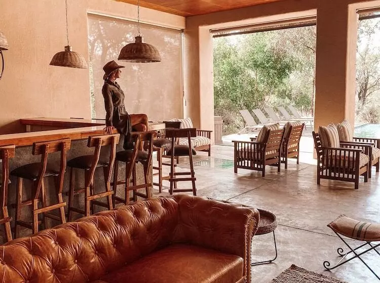 בית מלון כפרי Honeyguide Tented Safari Camps Mantobeni