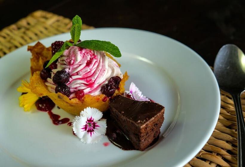 בית מלון כפרי Honeyguide Tented Safari Camps   Mantobeni