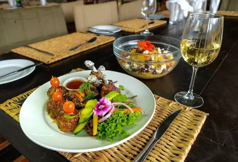 בית מלון כפרי Honeyguide Tented Safari Camps Mantobeni