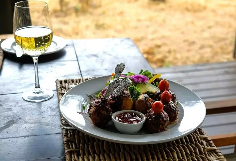 בית מלון כפרי Honeyguide Tented Safari Camps Mantobeni